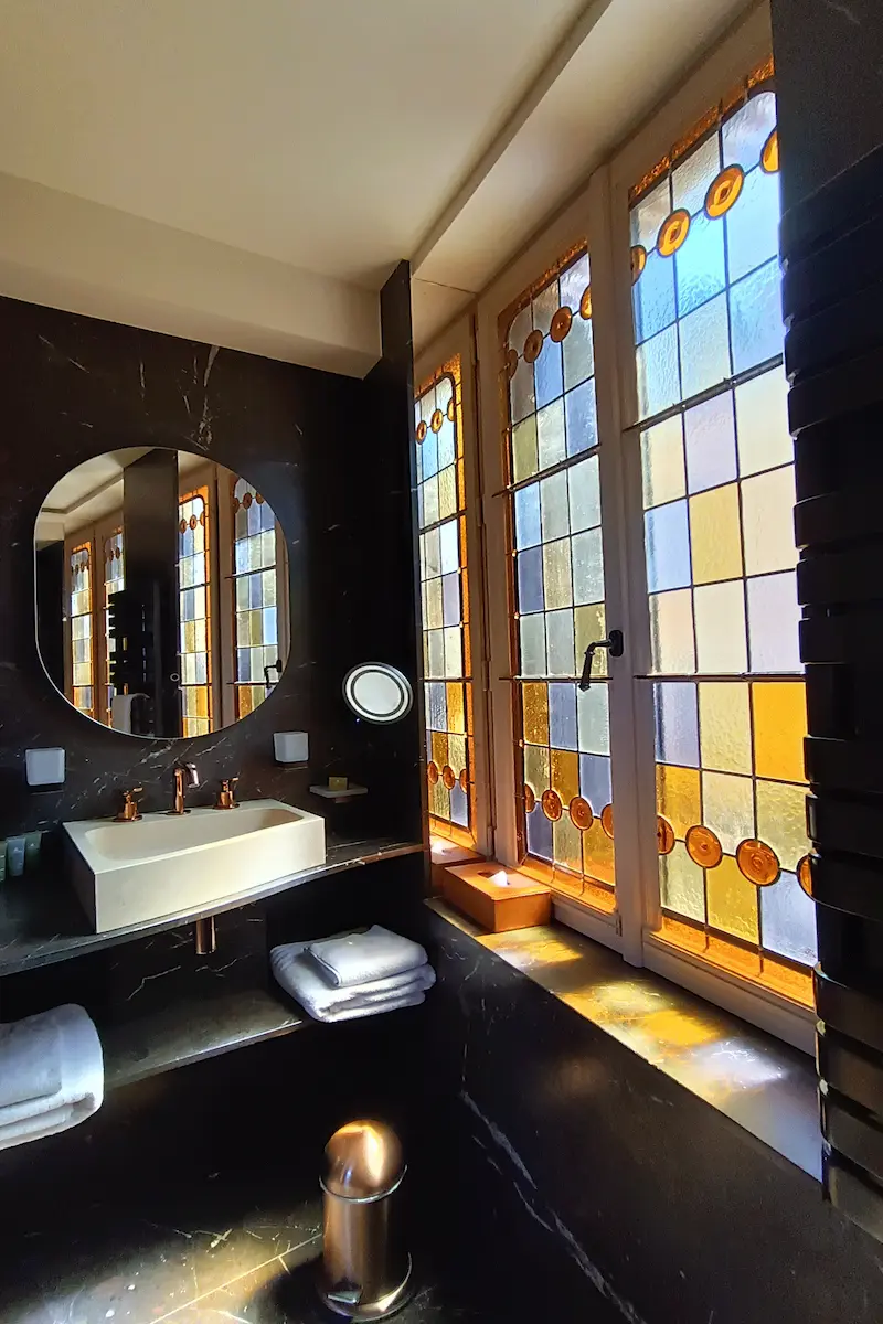 vitrail salle de bain moderne